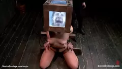 Reproduzir Amarrada morena lésbica escrava engasgando com vibrador na masmorra BDSM Extreme Fetish