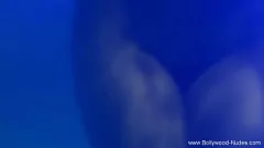 Abspielen Wunderschöne asiatische brünette Tänzerin neckt in erotischem Bollywood-Striptease – heiße indische Softcore-Verführungsperformance