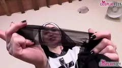 Reproducir Una monja tatuada con tacones altos y pantimedias se lame los pies descalzos en una escena de fetichismo de pies POV