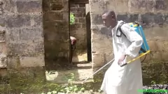 Jouer Il contadino del villaggio mi ha sorpreso a fare pipì nel campo e non ha potuto resistere alla mia figa rasata, mi ha scopato forte all'aperto