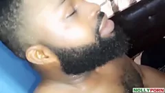 Oynat Egzotik Nijeryalı Porno Yıldızı Özel bir Nollyporn Sahnesinde Büyük Siyah Yarağı ile Sert Sikişiyor