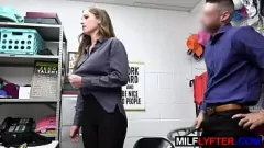 Afspelen Verleidelijke MILF winkeldief wordt ruw anaal geneukt door agent voor het stelen van lippenstift