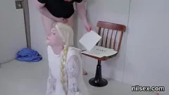 Oynat Vahşi bir genç, tuhaf boğaz ve kıçtan ağza eylem yaparken kıçını tımarhanede yalıyor