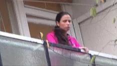 Afspelen De zigeunervrouw zit op het balkon en krijgt tongen in haar poesje