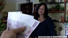 Oynat Çiçek Satan Bir Milf ile Seks Parasını Veren Bir Çocuğu Sikiyor