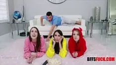 Oynat The fahişe kardeş sikikleri onun kardeş ve iki arkadaş