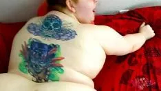 Jouer Un homme noir baise une grosse femme avec un tatouage sur le dos