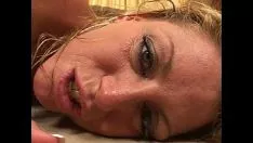 Reproducir Rubia porno penetrada por varios hombres desnudos