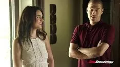 Redare Baby sitter se freaca de pula pe canapea