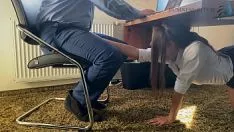 Afspelen Seks met de jonge vrouw die haar onder de tafel pijpt