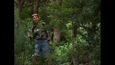 Jouer L'adolescente cavalca il suo ragazzo nella foresta