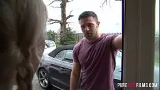 تشغيل الموصل يشرب بيرة بهدوء وحفيدته تمتص قضيبه