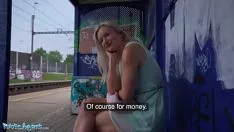 Afspelen De blondine die neukt in het treinstation