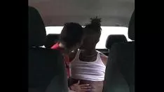 Reproduzir Várias mulheres são fodidas em um carro por um homem