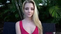 Reproducir La chica hace una mamada y luego se la follan como una estrella porno