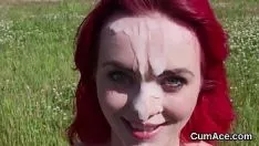 Abspielen Die minderjährige Blondine will Sex haben, während sie gefilmt wird