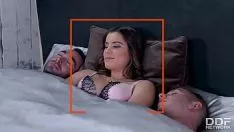 Zwei Schwänze knallen auf den Mund und die Muschi einer Brünetten