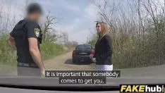 Abspielen Polizist dringt in einen betrunkenen Fahrer ein, um ihm den Führerschein zu verweigern
