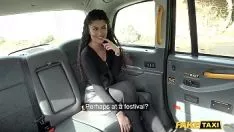 Afspelen Aziatisch meisje met grote kont heeft seks in taxi