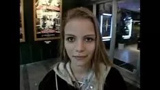 Reproducir Rubia le da la mano a un chico que es su amigo.