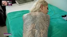 Jouer Questa bionda tatuata è in ginocchio e vuole fare sesso illimitato