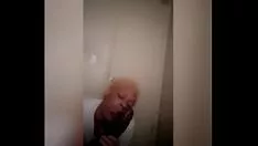 Reproducir Gitana calva chupa bien la polla mientras se ducha