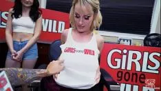 Oynat Amlarında birçok dil sunan kadınlar