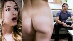 Abspielen Er sitzt in der Ecke der Tür und sehnt sich nach Schwänzen, während er die beiden jungen Frauen ansieht