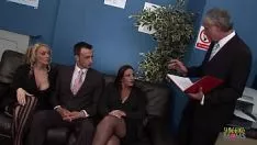 Abspielen Die Blondine geht wirklich gerne mit ihrer begabten Freundin in die Natur
