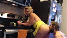 Abspielen Er gibt dieser ganzen reifen Frau einen guten Schwanz