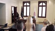 Odtwórz Seks w pokoju trisexylowym pomiędzy seksownymi sędziami i prawnikami