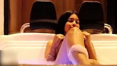 Oynat sarışının seksi bir kıçı var ve çok yoğun bir şekilde sikilmek istiyor