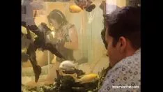 Oynat O sikine binerken, bir sarışın diğerini yüzüne alıyor