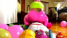 Redare Blonda zambareata ce isi baga in vagin un dildo de plastic