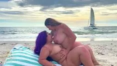 Jouer Cette blonde veut se sentir bien même quand elle masse avec cet homme