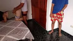 Oynat Web kamerasındayken ağzına yapay penis sokmadan edemiyor