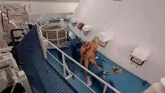 Oynat Güzel bir teknesi var ve her hafta sonu siktiği kızlarla çıkıyor