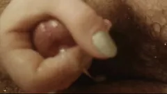 Redare Fratele vitreg o filmează pe o mama vitregă cu o milf care se masturbează în baie, se termină cu un amestec de cumshot
