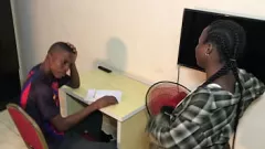 Afspelen Ondeugende studente wordt gedwongen de grote lul van de wiskundeleraar te plezieren voor een examen