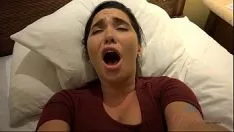 Abspielen Muschi mit großen Lippen nimmt Blowjob von ihrer Cousine