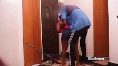Jouer Pulitore di ebano riceve un pompino bagnato da un uomo dal cazzo debole