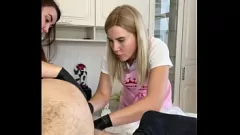 Redare Studentă blondă primește cumshot în timpul lecției intime de bărbierit