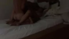 Odtwórz Trójkątna orgia ogiera z dwiema niegrzecznymi nastolatkami