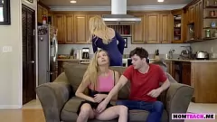 Jouer Trio con cugini acquisiti: una piccola ragazzina viene scopata duramente da lui e una MILF