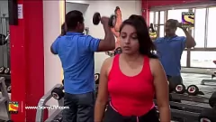Reproduzir Reema Vohra e seus peitos enormes em cena explícita de programa de TV em hindi