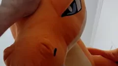 Afspelen Flamira de gigantische Mega Charizard-knuffel vullen met intiem rollenspel