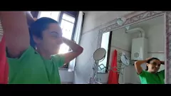 Abspielen Öffentliche Toilette Quickie: Maya wird von Luca Ferrero gefickt, während andere zuhören