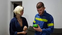 Reproduzir Chamado de eletricista para obter ajuda na TV e pago em sexo