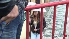 Afspelen Naomi wordt betaald om op straat seks te hebben met een man met een kleine lul