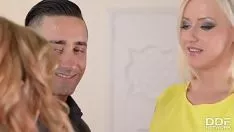 Redare Doua blonde futute in cur de unu si slobozite pe fata